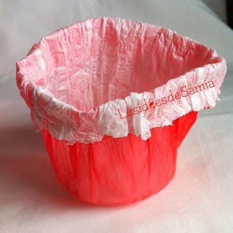 Déco upcycling : Recycler un sac plastique en pot coloré.