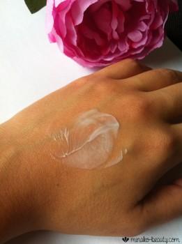 Crème l'Oracle Lush texture sur la main-Minako Beauty