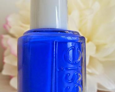 Une manucure royale avec le vernis Butter Please - ESSIE