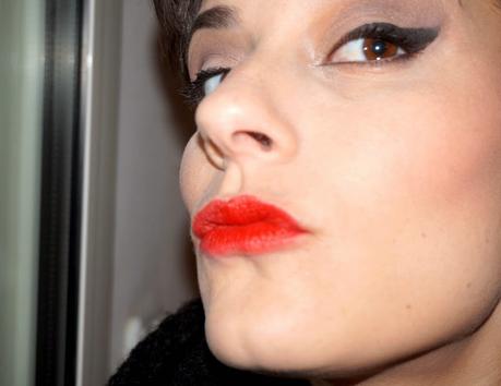Total rétro look avec le rouge à lèvre Kate de RIMMEL