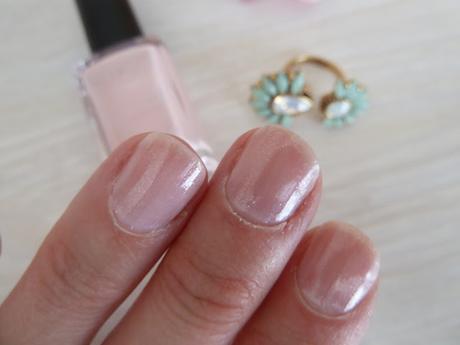Des ongles doux et discrets avec le vernis Satin Pastel Pink de Kiko