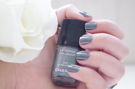 On mail nail: Black Pearl de Chanel