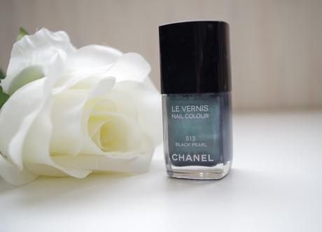 On mail nail: Black Pearl de Chanel