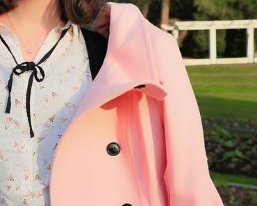 Porter un manteau rose