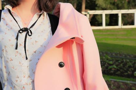 Porter un manteau rose